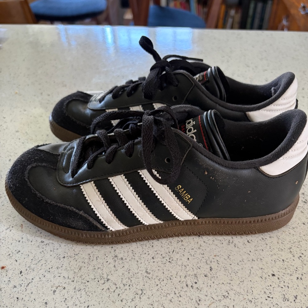 Adidas Sambas Women’s 7, Big Kid size 5